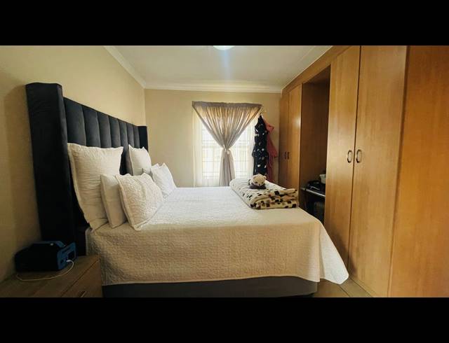 3 BEDROOM FREEHOLD FOR SALE IN THATCH HILL ESTATE